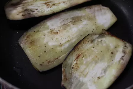 Куриные грудки запеченные с баклажанами и моцареллой: шаг 1