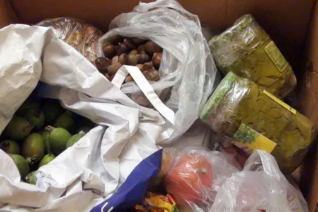 Сальса из фейхоа и красного лука с поджаристой курочкой.: шаг 1