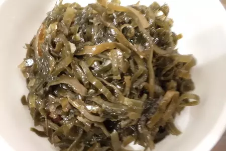 Салат из морской капусты "красный цветок!": шаг 1