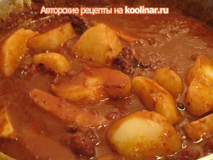 Осьминог   тушёный в томатах  с картошкой. португальские  мотивы.: шаг 7