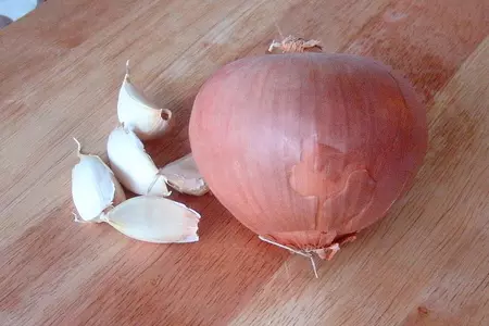 Индюшиный рулет с беконом, сушеными томатами и каперсами: шаг 1