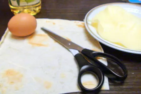 Лаваш, с яйцом и жареным сыром. мой идеальный завтрак.: шаг 1