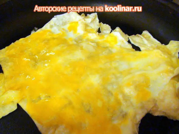 Лаваш, с яйцом и жареным сыром. мой идеальный завтрак.: шаг 2