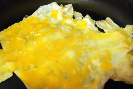 Лаваш, с яйцом и жареным сыром. мой идеальный завтрак.: шаг 2