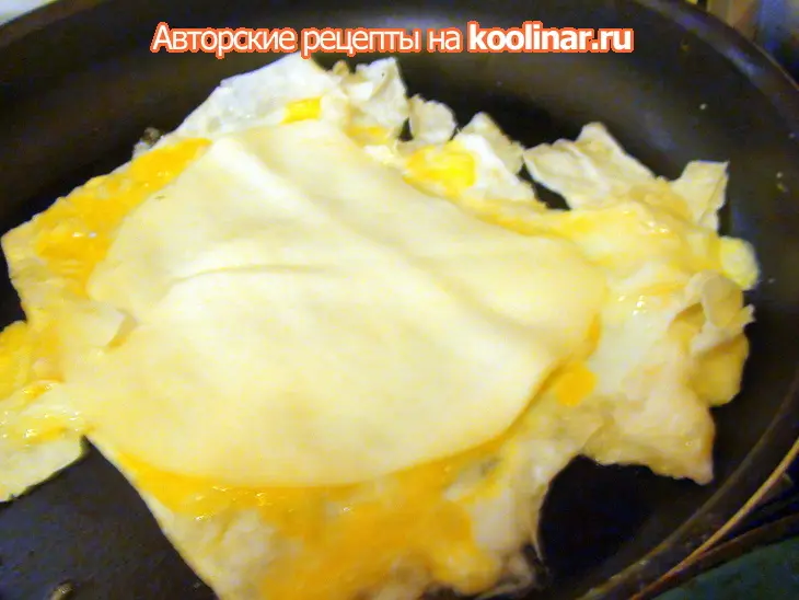 Лаваш, с яйцом и жареным сыром. мой идеальный завтрак.: шаг 3