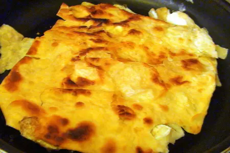 Лаваш, с яйцом и жареным сыром. мой идеальный завтрак.: шаг 5
