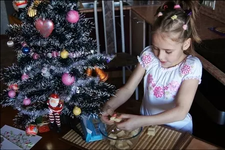 Бутерброд сладкий «ура! 1 января! готовят детки, отдыхают предки!»: шаг 6