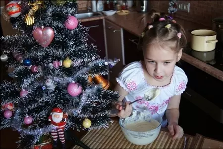 Бутерброд сладкий «ура! 1 января! готовят детки, отдыхают предки!»: шаг 8