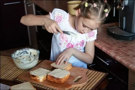 Бутерброд сладкий «ура! 1 января! готовят детки, отдыхают предки!»: шаг 10