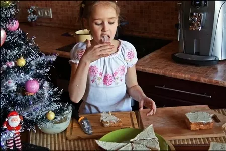 Бутерброд сладкий «ура! 1 января! готовят детки, отдыхают предки!»: шаг 11