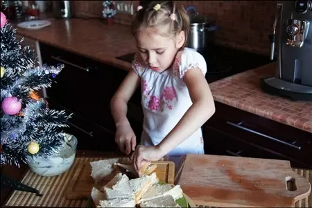 Бутерброд сладкий «ура! 1 января! готовят детки, отдыхают предки!»: шаг 13
