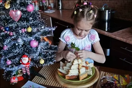Бутерброд сладкий «ура! 1 января! готовят детки, отдыхают предки!»: шаг 16