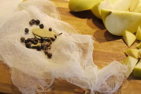 Утка на подстилке из тушенной с яблоками квашеной капустой: шаг 3