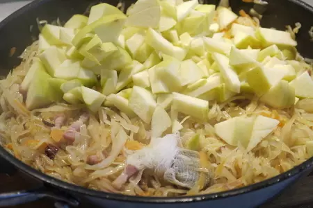 Утка на подстилке из тушенной с яблоками квашеной капустой: шаг 4