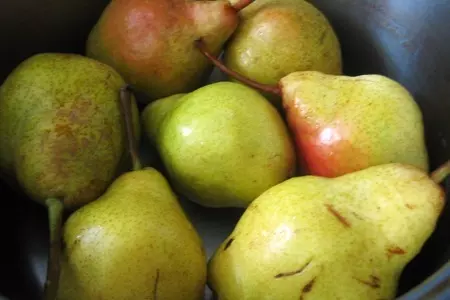 Десерт –варенье из груш в сиропе из розмарина,тимьяна и меда: шаг 1