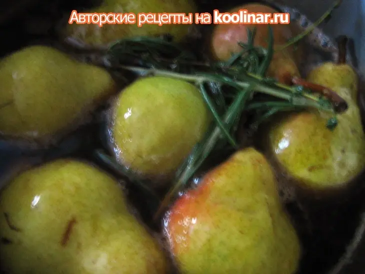 Десерт –варенье из груш в сиропе из розмарина,тимьяна и меда: шаг 3