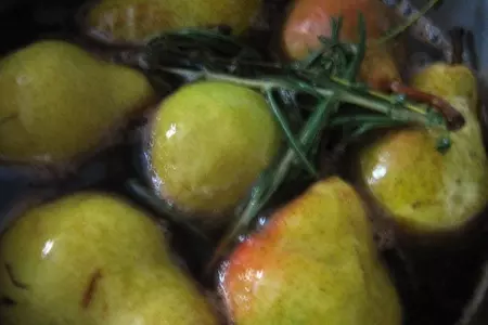 Десерт –варенье из груш в сиропе из розмарина,тимьяна и меда: шаг 3