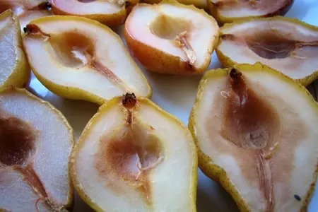 Десерт –варенье из груш в сиропе из розмарина,тимьяна и меда: шаг 4
