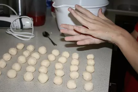 Ньокки из творога с клубничным соусом: шаг 2