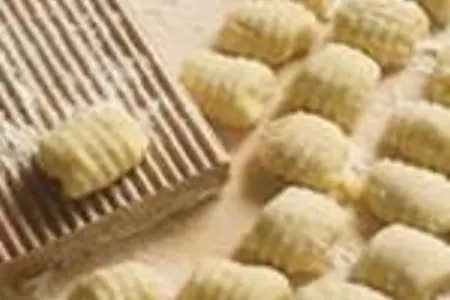 Ньокки из творога с клубничным соусом: шаг 3