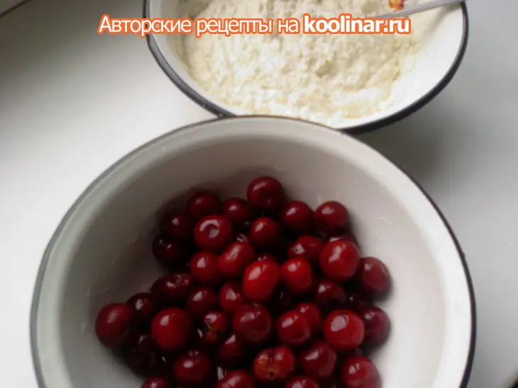Медово-вишнёвый манник в шоколадной глазури: шаг 1