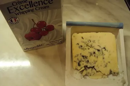 Панна котта с горгонзолой, грушей и орехами: шаг 1