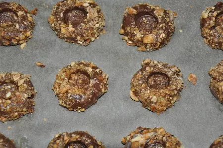 Шоколадно-фундуковые отпечатки(chocolate - hazelnut thumbprints): шаг 1