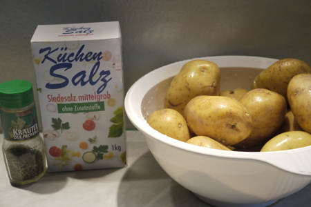 Картошка, запеченная на соляной подушке и сырно-сметанный  соус к ней: шаг 1