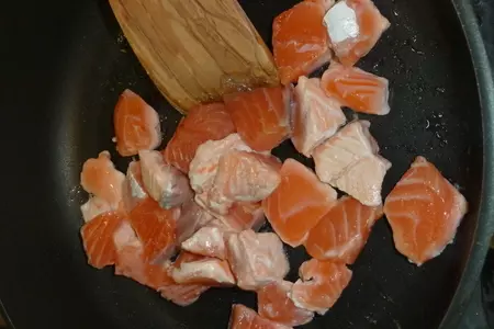 Тимбаль из семги (форели, лосося) с красной икрой: шаг 2