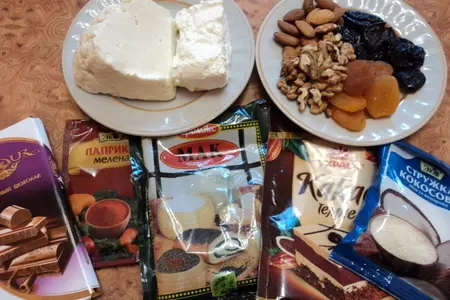 Сырно-творожные шарики с начинкой из орехов и сухофруктов. новогодние шары.: шаг 1