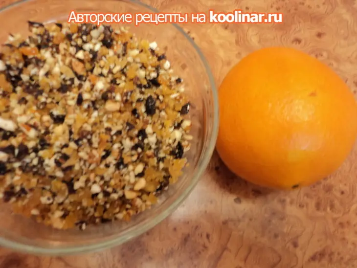 Сырно-творожные шарики с начинкой из орехов и сухофруктов. новогодние шары.: шаг 2