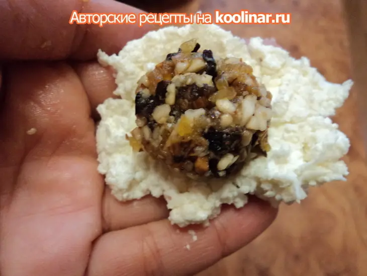 Сырно-творожные шарики с начинкой из орехов и сухофруктов. новогодние шары.: шаг 3