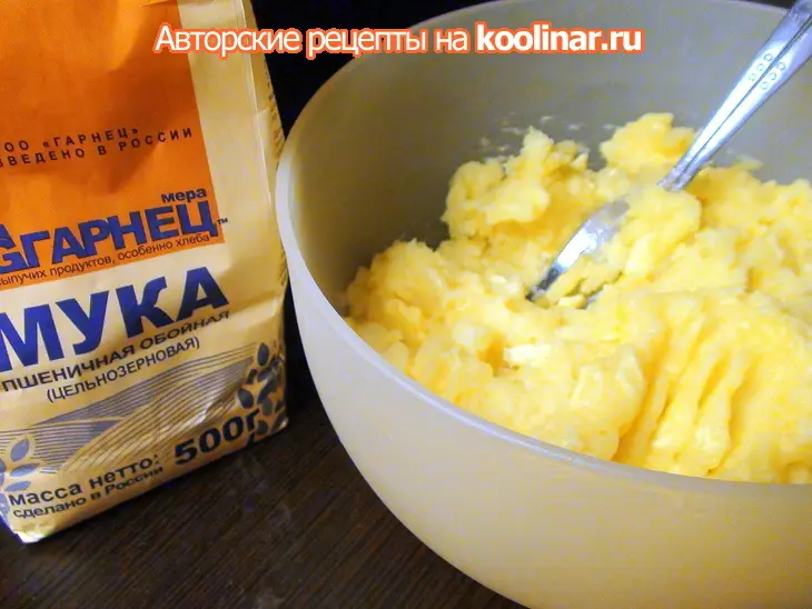 Картофельные лепёшки из цельнозерновой муки с «зелёным» маслом.: шаг 1