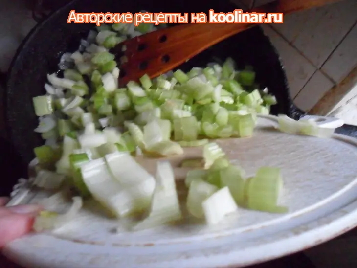 Крем - суп из сельдерея с голубым сыром: шаг 3