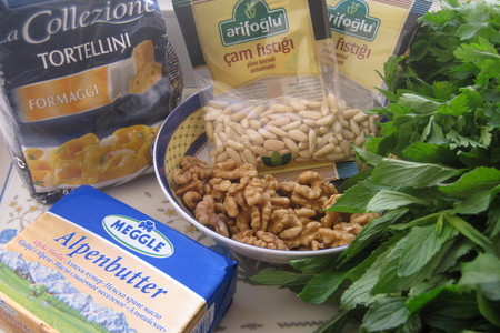 Тортеллини с соусом из орехов и зелени под сырным кремом (tortellini with nutty herb sauce): шаг 1