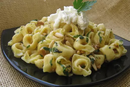 Тортеллини с соусом из орехов и зелени под сырным кремом (tortellini with nutty herb sauce): шаг 2