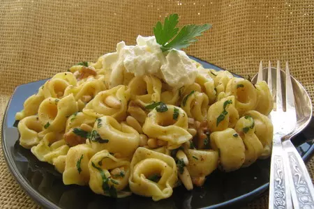 Тортеллини с соусом из орехов и зелени под сырным кремом (tortellini with nutty herb sauce): шаг 3