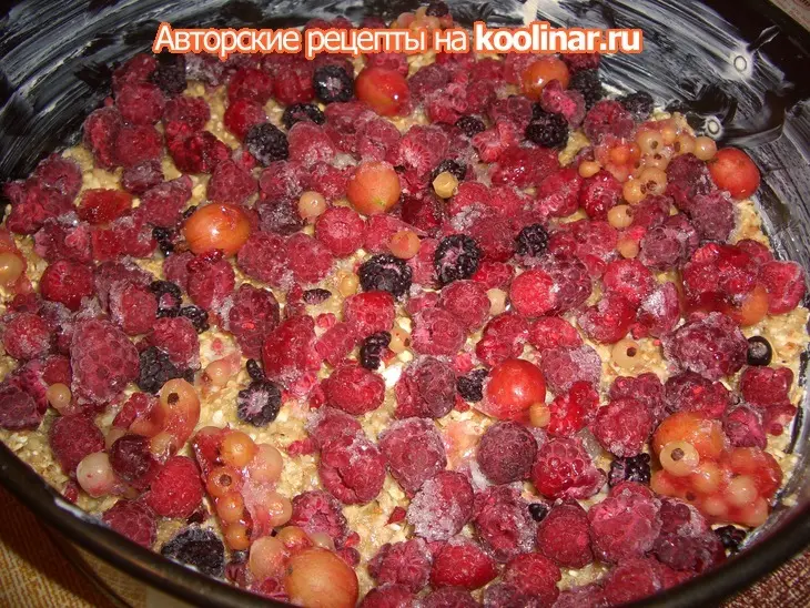 Орехово-овсяной пирог с ягодами: шаг 4