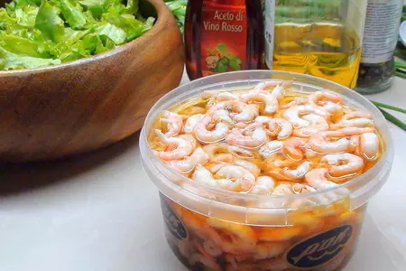 Зелёный салат с креветками и голубым сыром: шаг 1