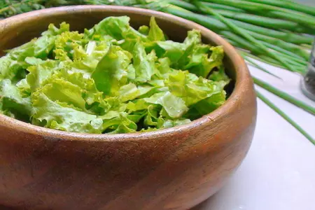 Зелёный салат с креветками и голубым сыром: шаг 3