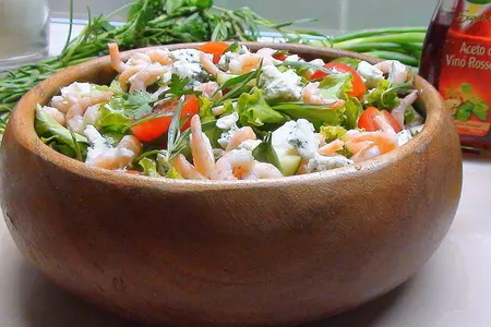 Зелёный салат с креветками и голубым сыром: шаг 4