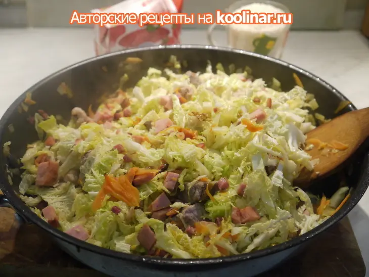 Капуста, тушенная с рисом и мясным ассорти: шаг 2