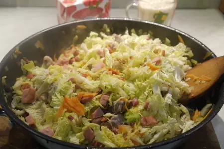 Капуста, тушенная с рисом и мясным ассорти: шаг 2