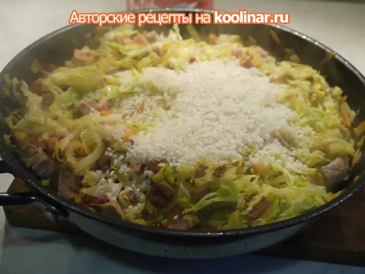 Капуста, тушенная с рисом и мясным ассорти: шаг 3