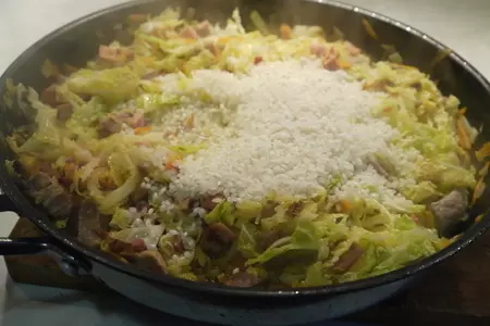 Капуста, тушенная с рисом и мясным ассорти: шаг 3