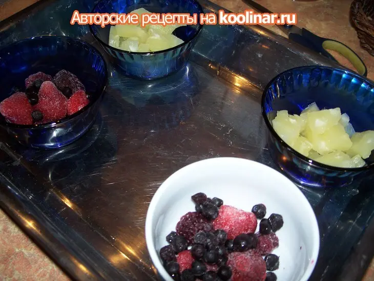 Тропический банановый крем  с ананасом и ягодами: шаг 5