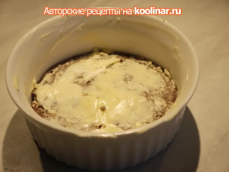 Тосты с яичницей-цветком: шаг 1