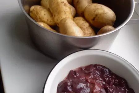 Пельмени с куриной печенью и......картошкой: шаг 1