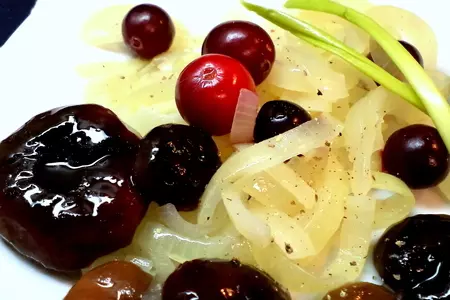Любителям лука и витаминов посвящаю! гарнир из маринованного лука с культурной  клюквой!: шаг 2