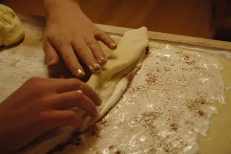 Розочки с корицей для школьной вечеринки: шаг 3
